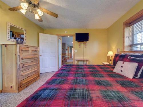 Majestic Views, 4 Bedrooms, Pool Access, Hot Tub, Sleeps 12