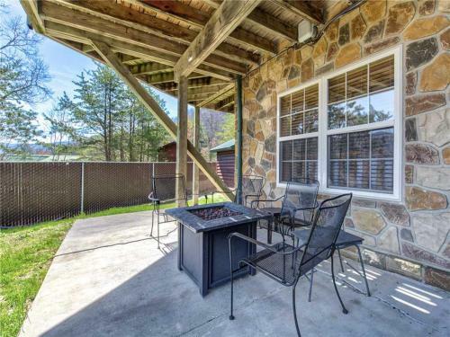 Majestic Views, 4 Bedrooms, Pool Access, Hot Tub, Sleeps 12