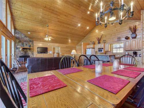 Majestic Views, 4 Bedrooms, Pool Access, Hot Tub, Sleeps 12