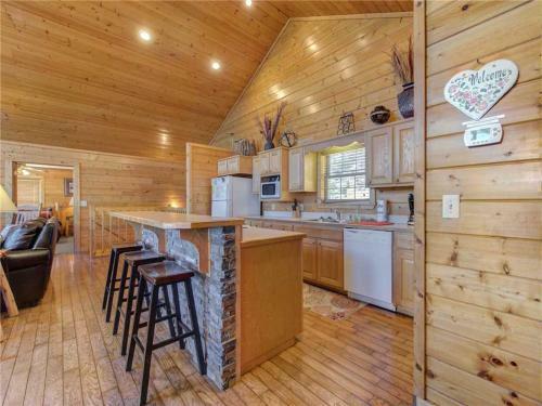 Majestic Views, 4 Bedrooms, Pool Access, Hot Tub, Sleeps 12
