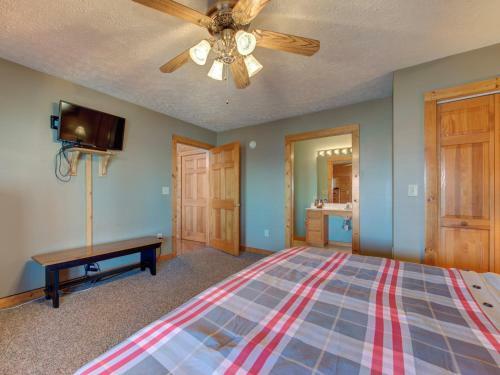 Majestic Views, 4 Bedrooms, Pool Access, Hot Tub, Sleeps 12