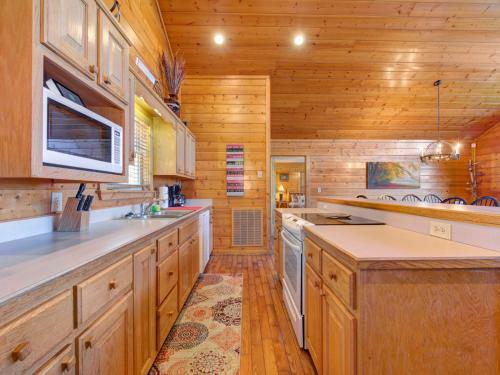 Majestic Views, 4 Bedrooms, Pool Access, Hot Tub, Sleeps 12