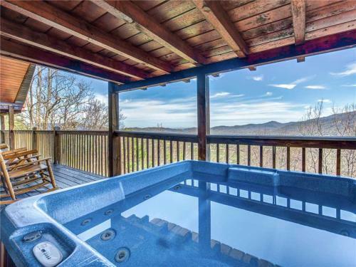 Majestic Views, 4 Bedrooms, Pool Access, Hot Tub, Sleeps 12