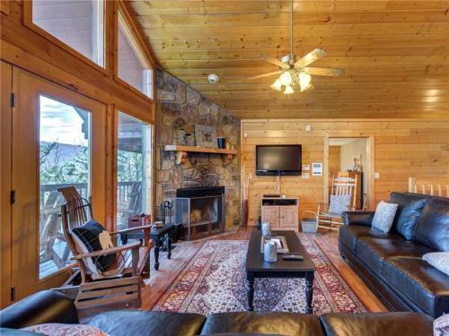 Majestic Views, 4 Bedrooms, Pool Access, Hot Tub, Sleeps 12