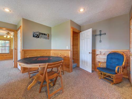 Majestic Views, 4 Bedrooms, Pool Access, Hot Tub, Sleeps 12