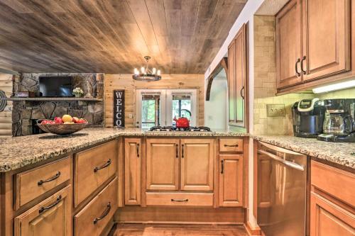 Rustic-chic Cabin With Deck, Hot Tub, Mtn Views!