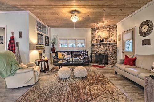 Serene Riverfront Hideaway, 3 Mi To Caverns!
