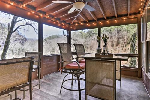 Serene Riverfront Hideaway, 3 Mi To Caverns!