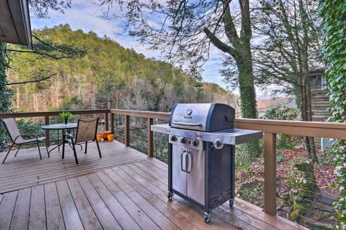 Serene Riverfront Hideaway, 3 Mi To Caverns!