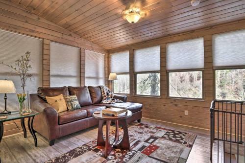 Serene Riverfront Hideaway, 3 Mi To Caverns!