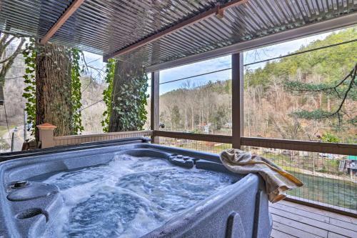 Serene Riverfront Hideaway, 3 Mi To Caverns!