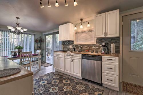 Serene Riverfront Hideaway, 3 Mi To Caverns!