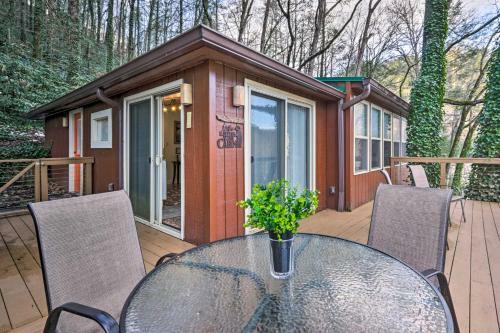 Serene Riverfront Hideaway, 3 Mi To Caverns!