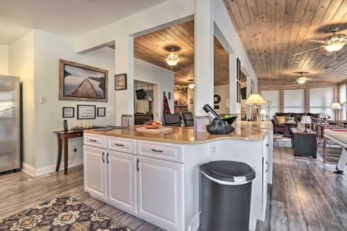 Serene Riverfront Hideaway, 3 Mi To Caverns!