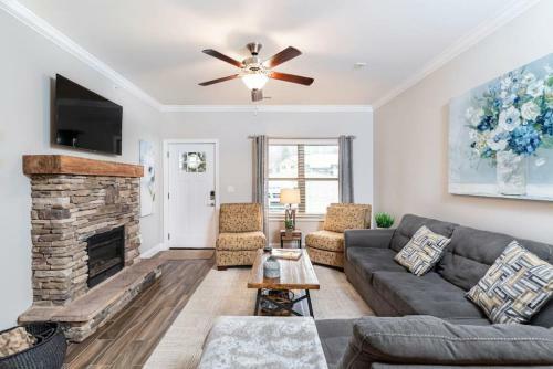 Gorgeous Cades Cove Condo With Community Pool