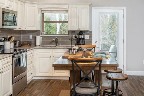 Gorgeous Cades Cove Condo With Community Pool