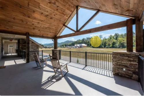 Gorgeous Cades Cove Condo With Community Pool