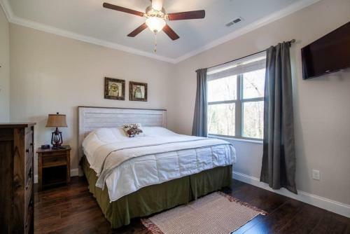 Cozy Cades Cove Condo With Community Pool