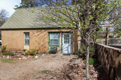 Langridge Lodge - Charming Studio, Great Location! Residence