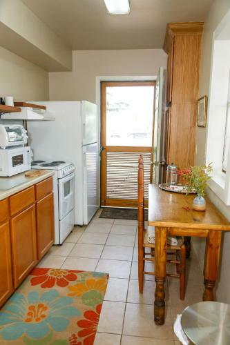 Langridge Lodge - Charming Studio, Great Location! Residence