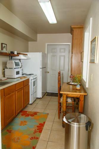Langridge Lodge - Charming Studio, Great Location! Residence