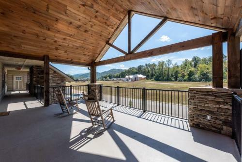 Modern Cades Cove Condo- Mountain Views, Community Pool And Fire Pit, Private Patio