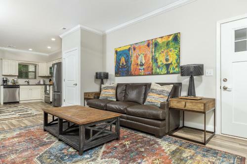 Modern Cades Cove Condo- Mountain Views, Community Pool And Fire Pit, Private Patio