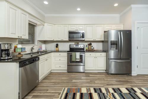 Modern Cades Cove Condo- Mountain Views, Community Pool And Fire Pit, Private Patio