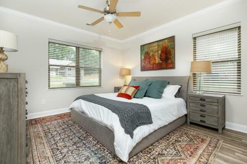 Modern Cades Cove Condo- Mountain Views, Community Pool And Fire Pit, Private Patio