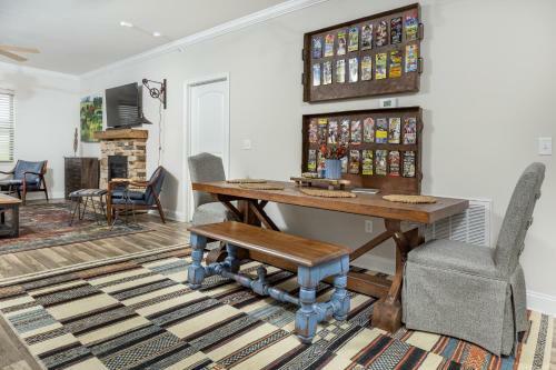 Modern Cades Cove Condo- Mountain Views, Community Pool And Fire Pit, Private Patio