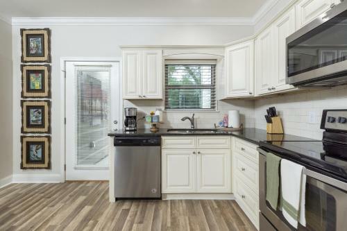 Modern Cades Cove Condo- Mountain Views, Community Pool And Fire Pit, Private Patio