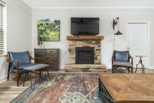 Modern Cades Cove Condo- Mountain Views, Community Pool And Fire Pit, Private Patio
