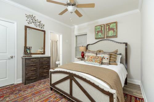 Modern Cades Cove Condo- Mountain Views, Community Pool And Fire Pit, Private Patio