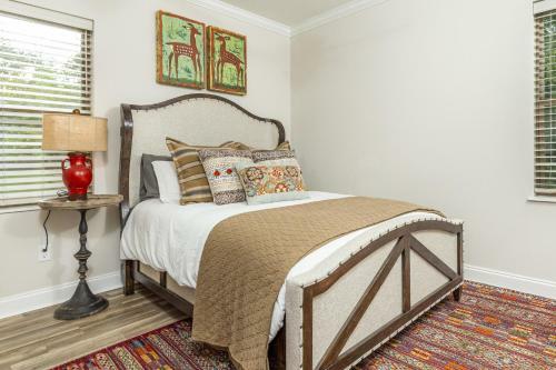 Modern Cades Cove Condo- Mountain Views, Community Pool And Fire Pit, Private Patio