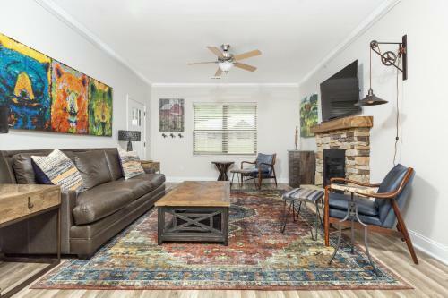 Modern Cades Cove Condo- Mountain Views, Community Pool And Fire Pit, Private Patio