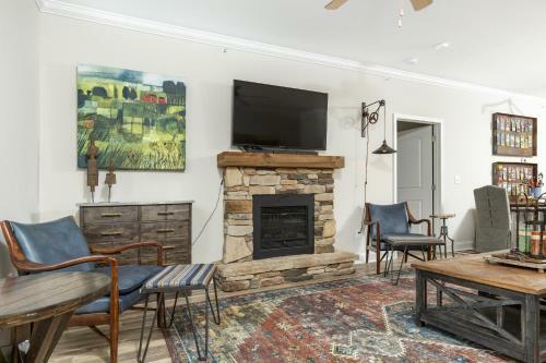 Modern Cades Cove Condo- Mountain Views, Community Pool And Fire Pit, Private Patio