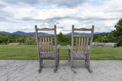 Modern Cades Cove Condo- Mountain Views, Community Pool And Fire Pit, Private Patio