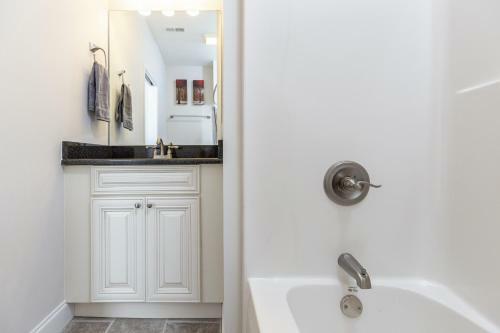 Modern Cades Cove Condo- Mountain Views, Community Pool And Fire Pit, Private Patio