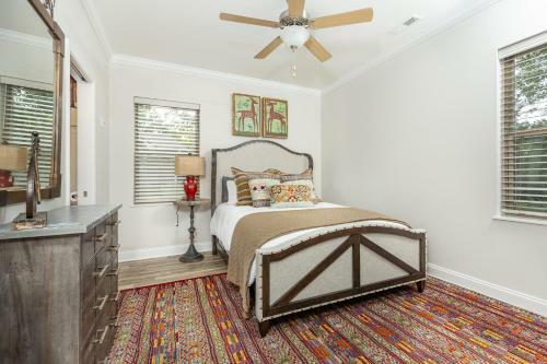 Modern Cades Cove Condo- Mountain Views, Community Pool And Fire Pit, Private Patio