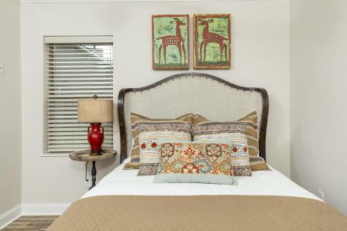 Modern Cades Cove Condo- Mountain Views, Community Pool And Fire Pit, Private Patio