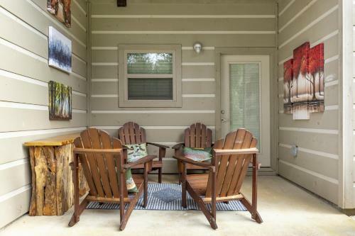 Modern Cades Cove Condo- Mountain Views, Community Pool And Fire Pit, Private Patio