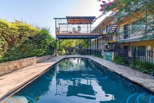 Newning 1br Condo, With Pool