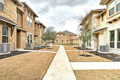 Upscale And Modern Austin Townhome With Pool Access!