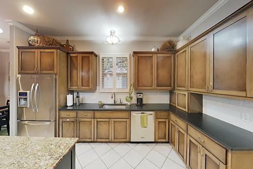 West Lake Wonder With Private Pool & Outdoor Kitchen Home