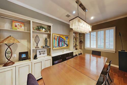 West Lake Wonder With Private Pool & Outdoor Kitchen Home