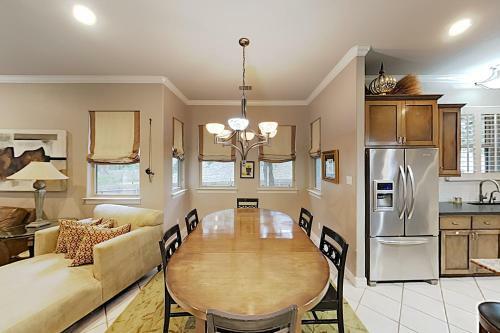West Lake Wonder With Private Pool & Outdoor Kitchen Home