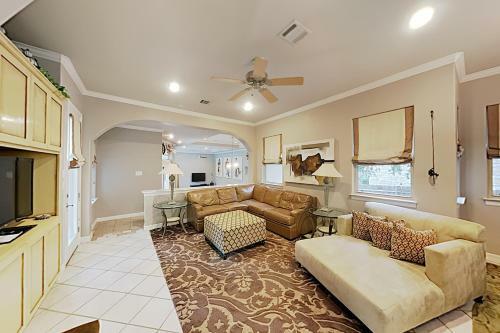 West Lake Wonder With Private Pool & Outdoor Kitchen Home