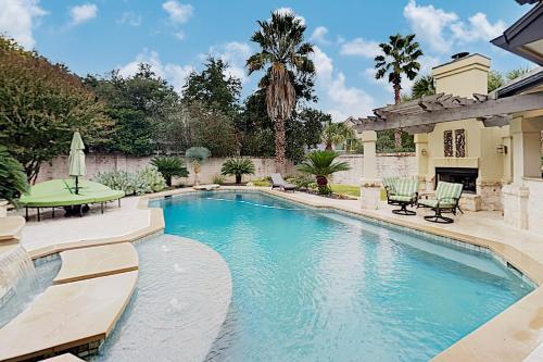West Lake Wonder With Private Pool & Outdoor Kitchen Home