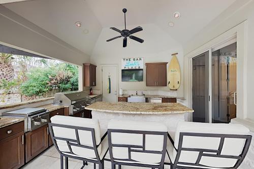 West Lake Wonder With Private Pool & Outdoor Kitchen Home
