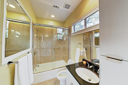 New Listing! Bouldin Creek Retreat With Rooftop Deck Home